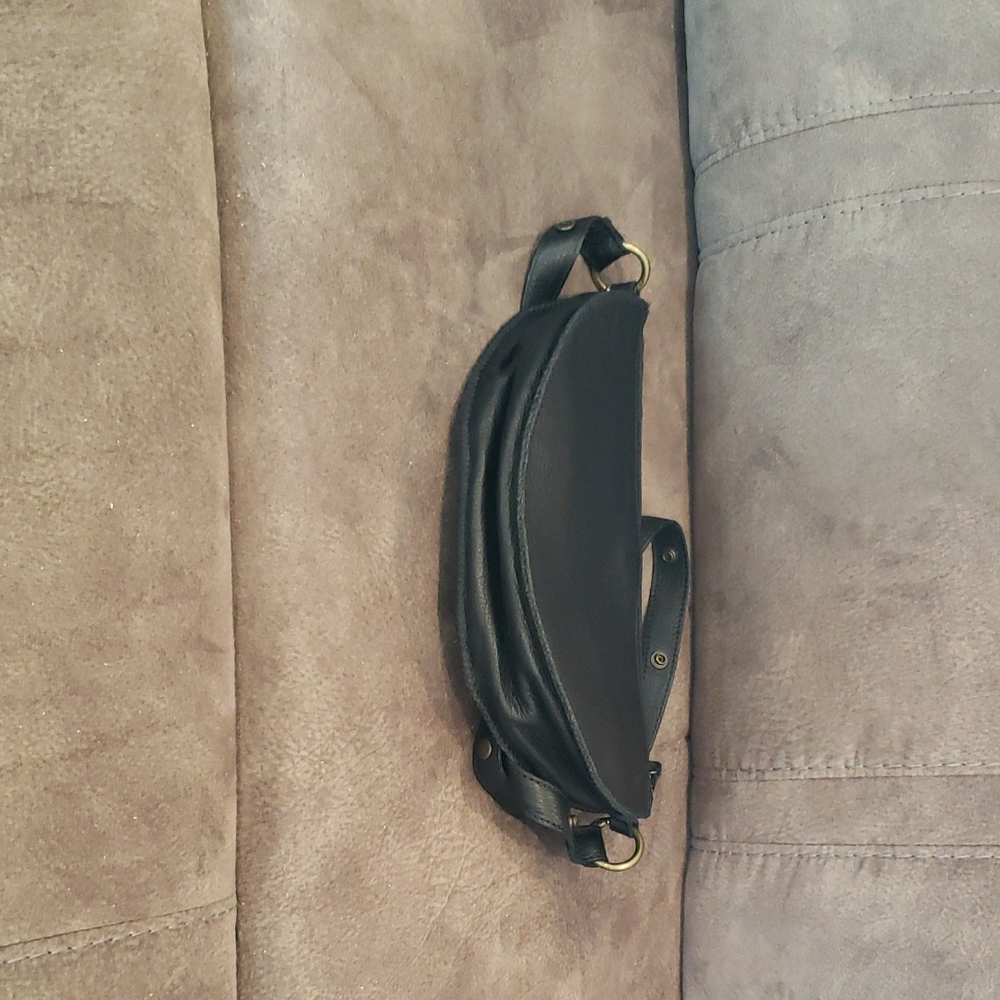 Elegant Black Leather Crossbody Bag - Picture 3 of 8